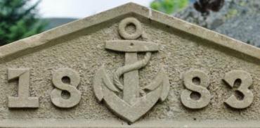 Anchors on gravestones signified an association with the sea. Rope motifs strung around stones  often accompanied an anchor as here though not shown.